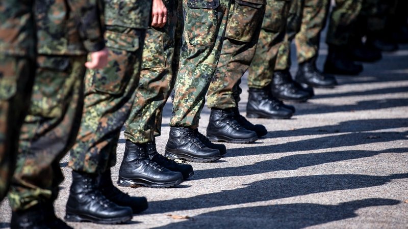 Symbolbild Wehrpflicht | Bild: dpa-Bildfunk/Sina Schuldt Symbolbild Wehrpflicht