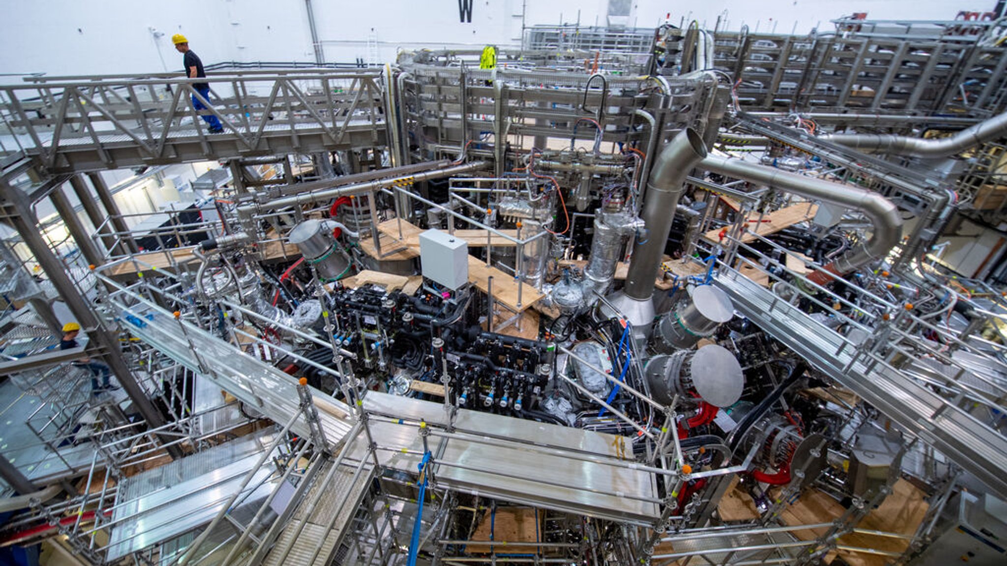 09.08.2022, Mecklenburg-Vorpommern, Greifswald: Blick auf den Forschungsreaktor "Wendelstein 7-X" im Max-Planck-Institut für Plasmaphysik.