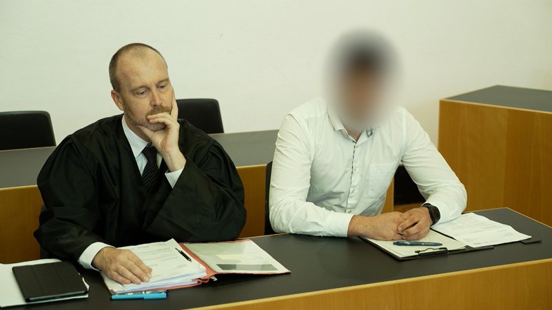 Der Angeklagte Maximilian K. mit seinem Anwalt im Gerichtssaal des Landgerichts Augsburg. | Bild: BR Der Angeklagte Maximilian K. mit seinem Anwalt im Gerichtssaal des Landgerichts Augsburg.