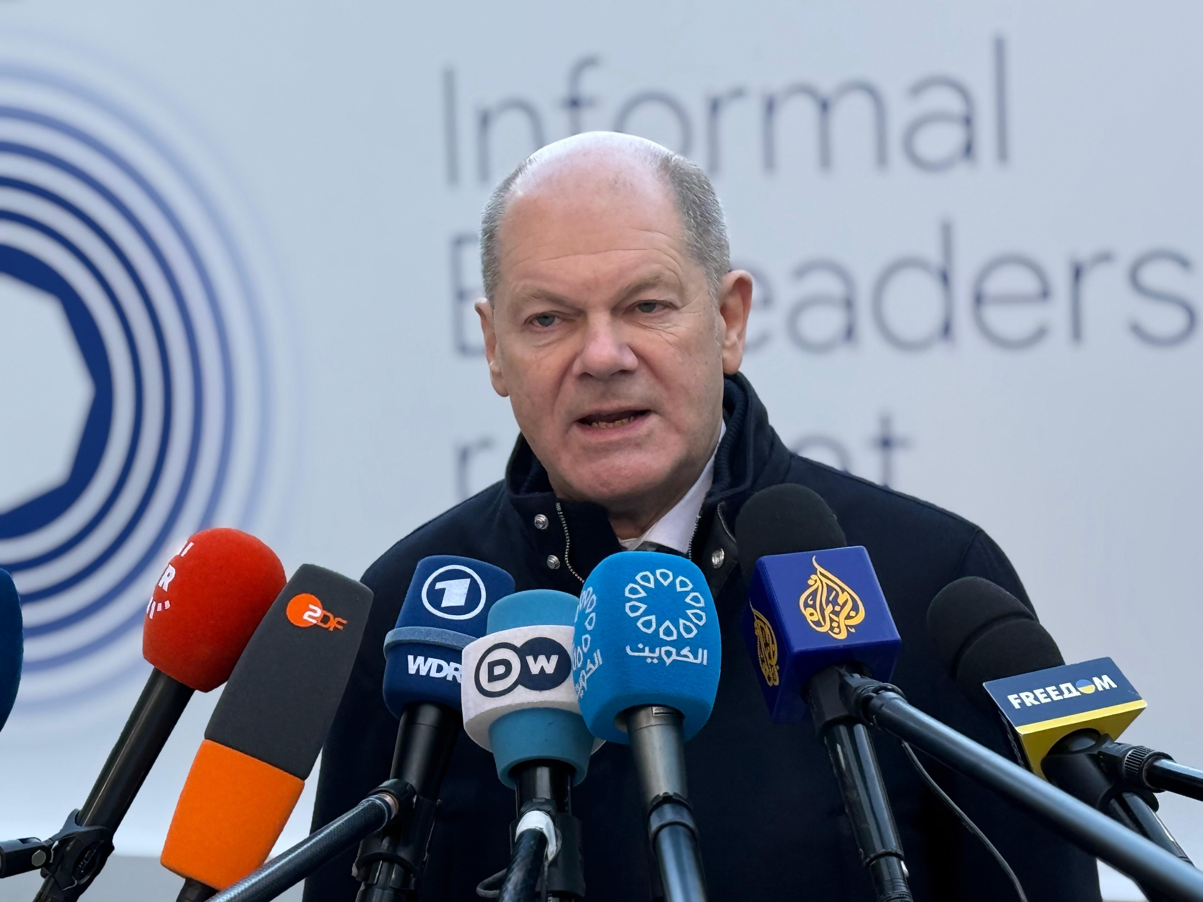 Belgien, Brüssel: Bundeskanzler Olaf Scholz (SPD) spricht beim informellen EU-Gipfel vor Journalisten