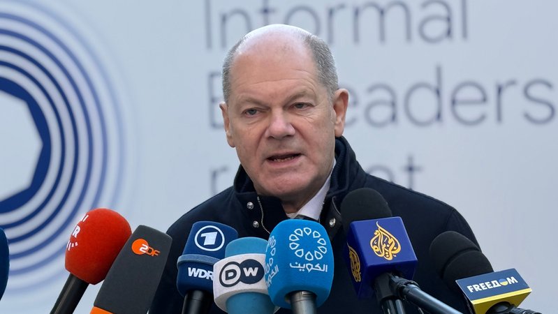 Belgien, Brüssel: Bundeskanzler Olaf Scholz (SPD) spricht beim informellen EU-Gipfel vor Journalisten | Bild: pa/dpa/Ansgar Haase Belgien, Brüssel: Bundeskanzler Olaf Scholz (SPD) spricht beim informellen EU-Gipfel vor Journalisten