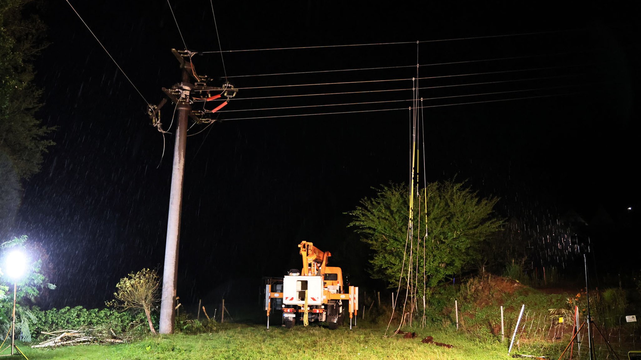 Bei einem Gewitter im Landkreis Miltenberg ist ein Baum auf eine Stromleitung gestürzt. Einsatzkräfte sind vor Ort.