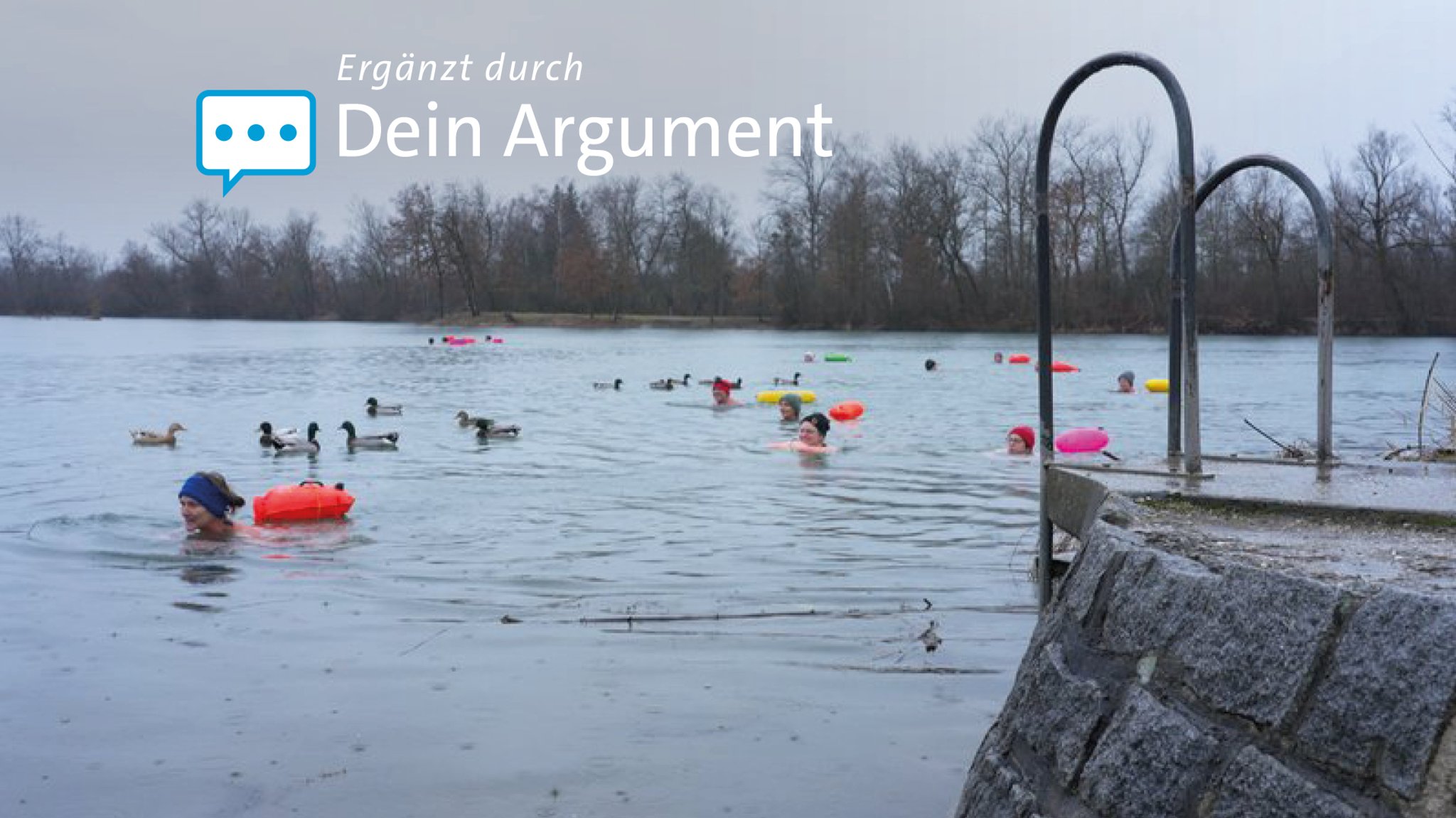 Eine Gruppe von Menschen schwimmt bei Regen in einem See.