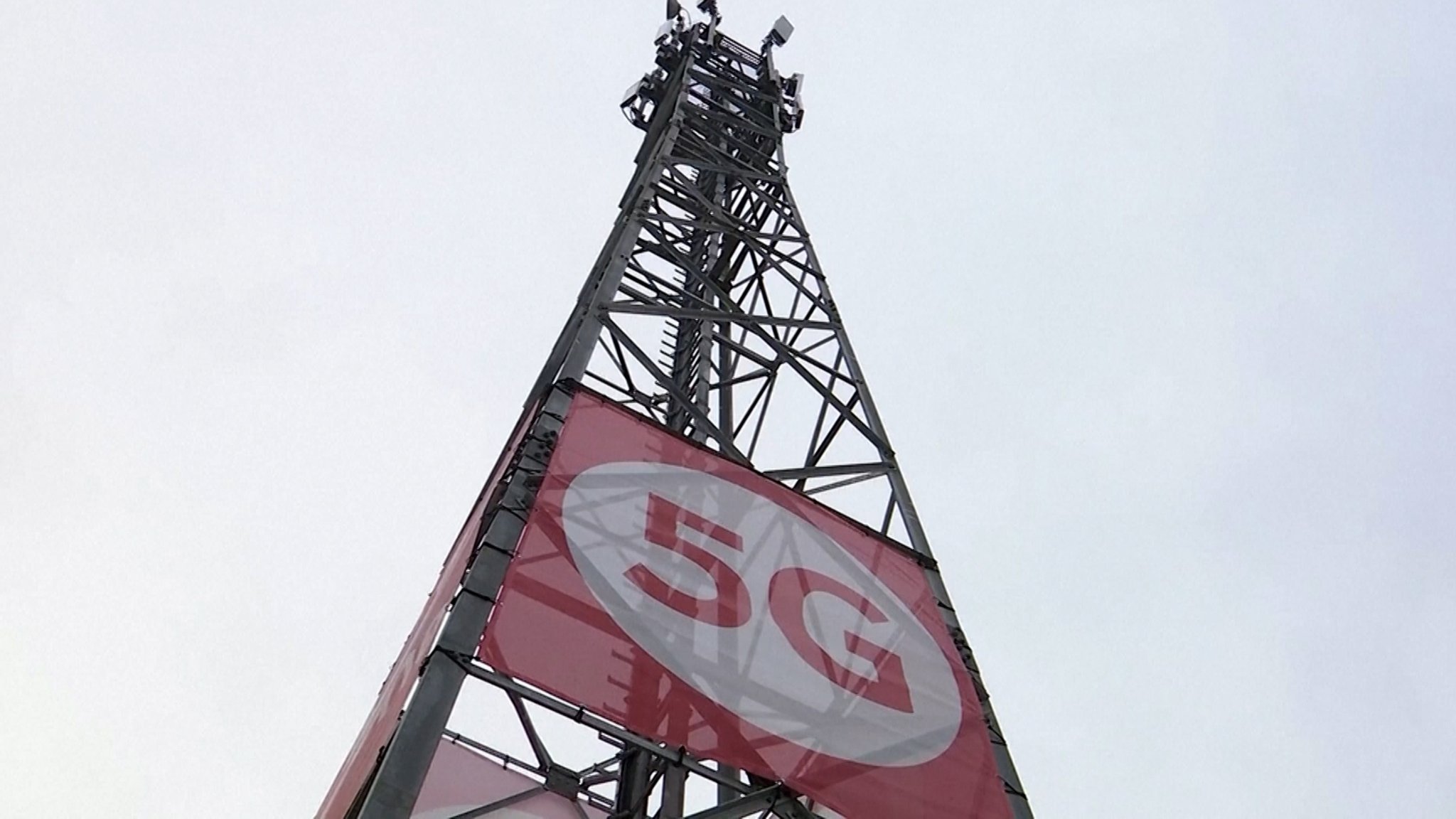 Sendemast mit 5G Aufschrift