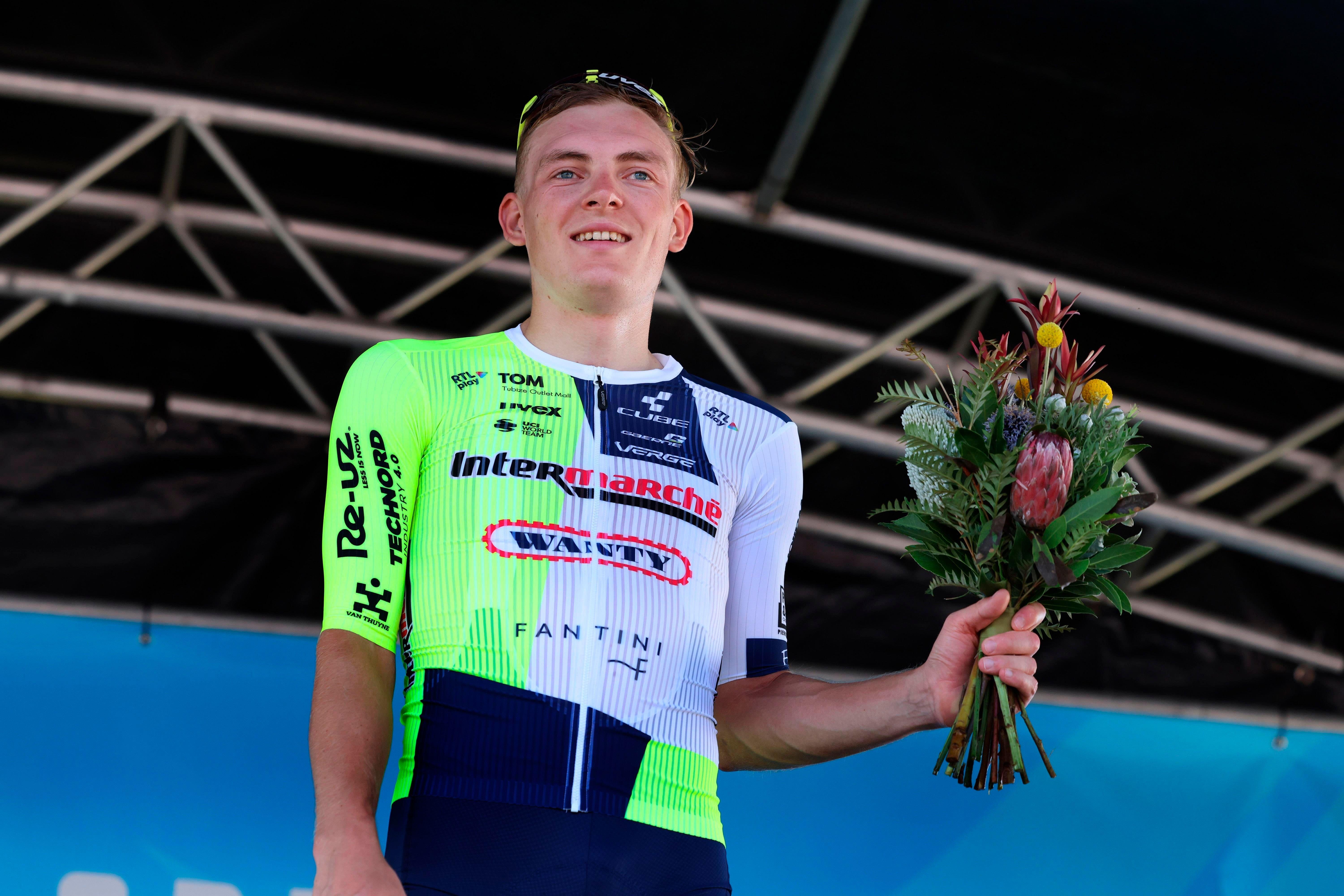 Radprofi Georg Zimmermann bei der Siegerehrung in Australien mit Blumenstrauß in der Hand