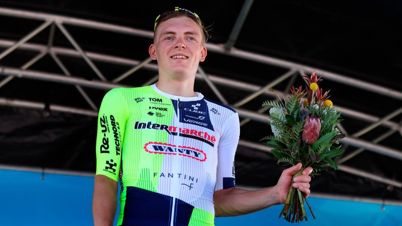 Radprofi Georg Zimmermann bei der Siegerehrung in Australien mit Blumenstrauß in der Hand | Bild: picture alliance/Roth/CV Radprofi Georg Zimmermann bei der Siegerehrung in Australien mit Blumenstrauß in der Hand