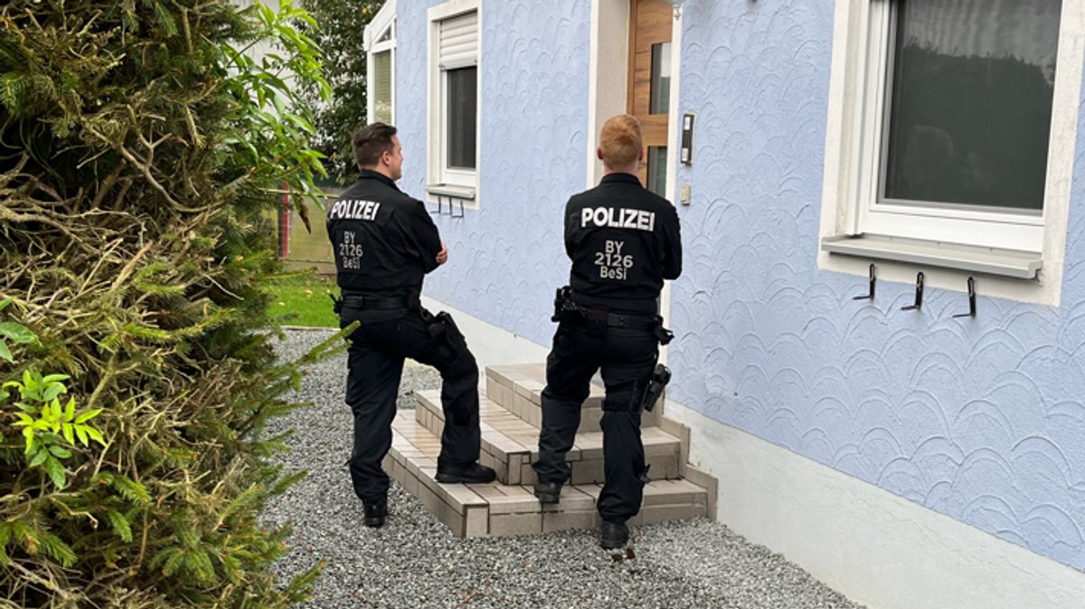 Polizeibeamte an einer Haustüre | Bild: PI Wörth an der Donau Polizeibeamte an einer Haustüre