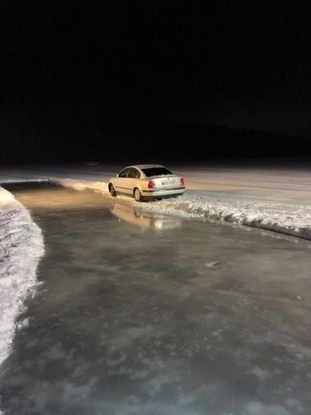 Ein VW, der in Bodenwöhr (Lkr. Schwandorf) auf den Hammersee gerutscht ist