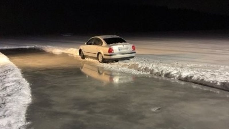 Ein VW, der in Bodenwöhr (Lkr. Schwandorf) auf den Hammersee gerutscht ist | Bild: BR/ Polizeiinspektion Neunburg vorm Wald Ein VW, der in Bodenwöhr (Lkr. Schwandorf) auf den Hammersee gerutscht ist