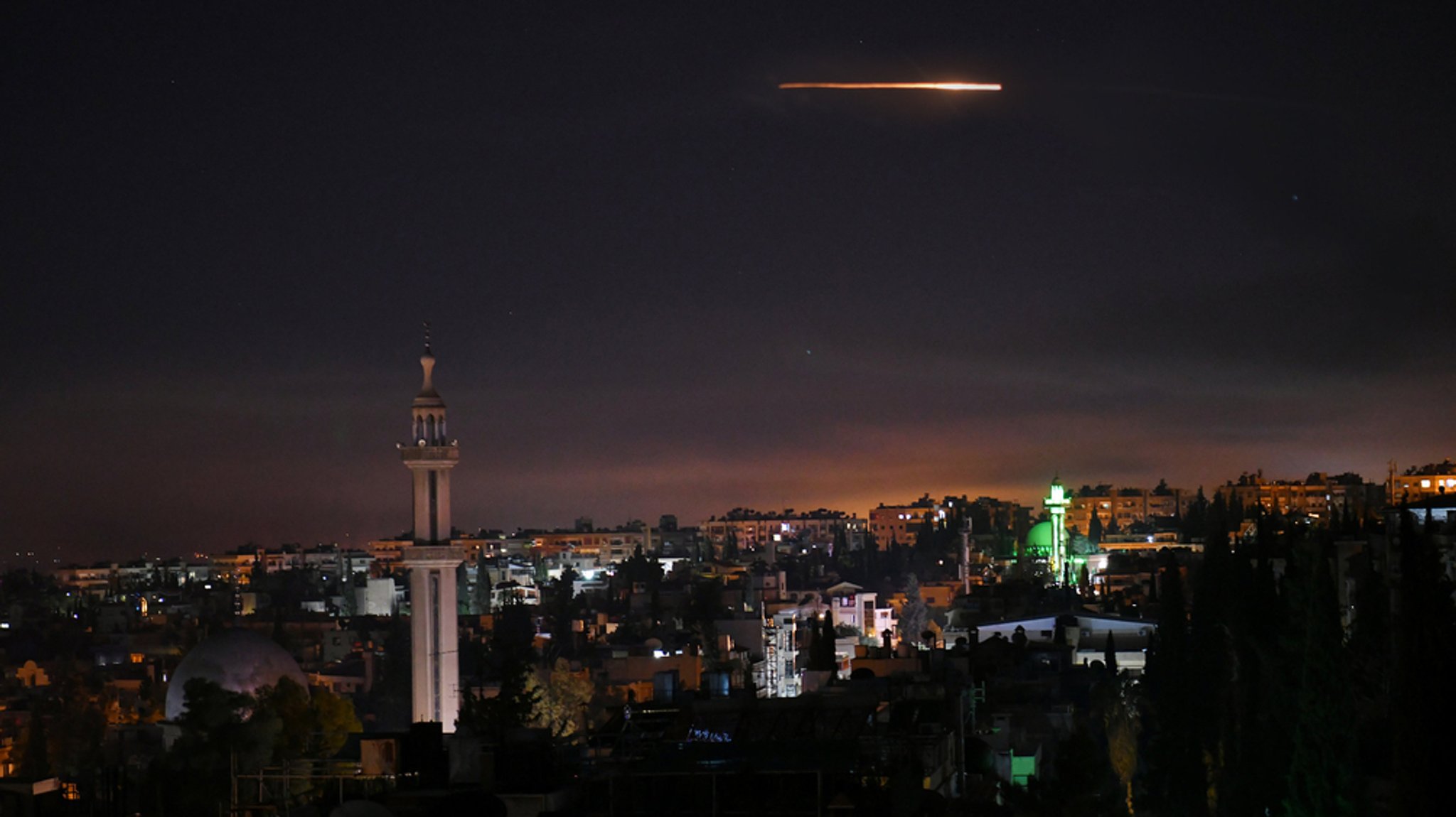 Archivbild: Die syrische Luftabwehr reagiert auf ausländische Raketenangriffe über der Hauptstadt Damaskus.