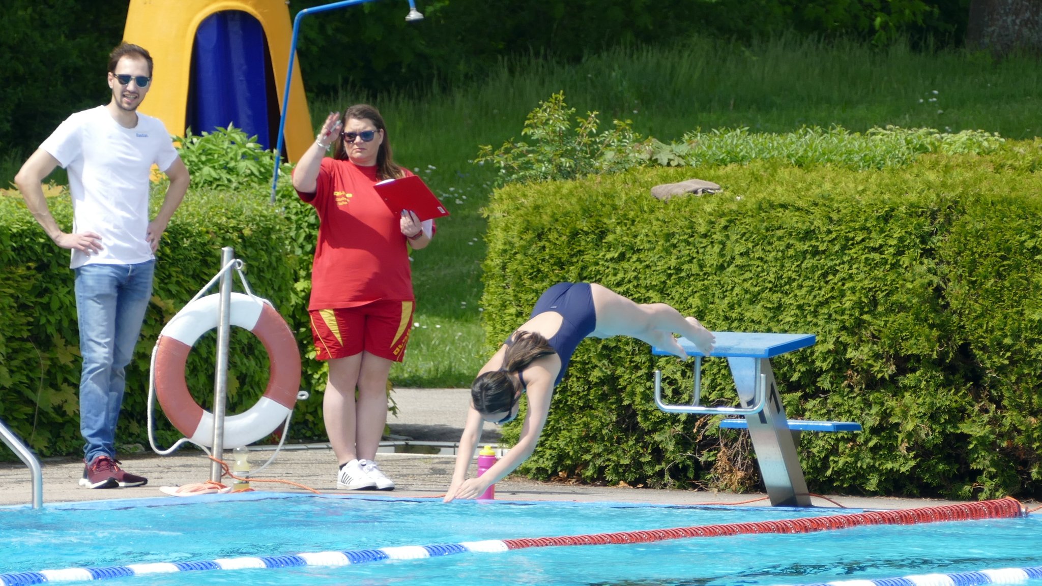 Eine Schwimmerin beim Startsprung. 