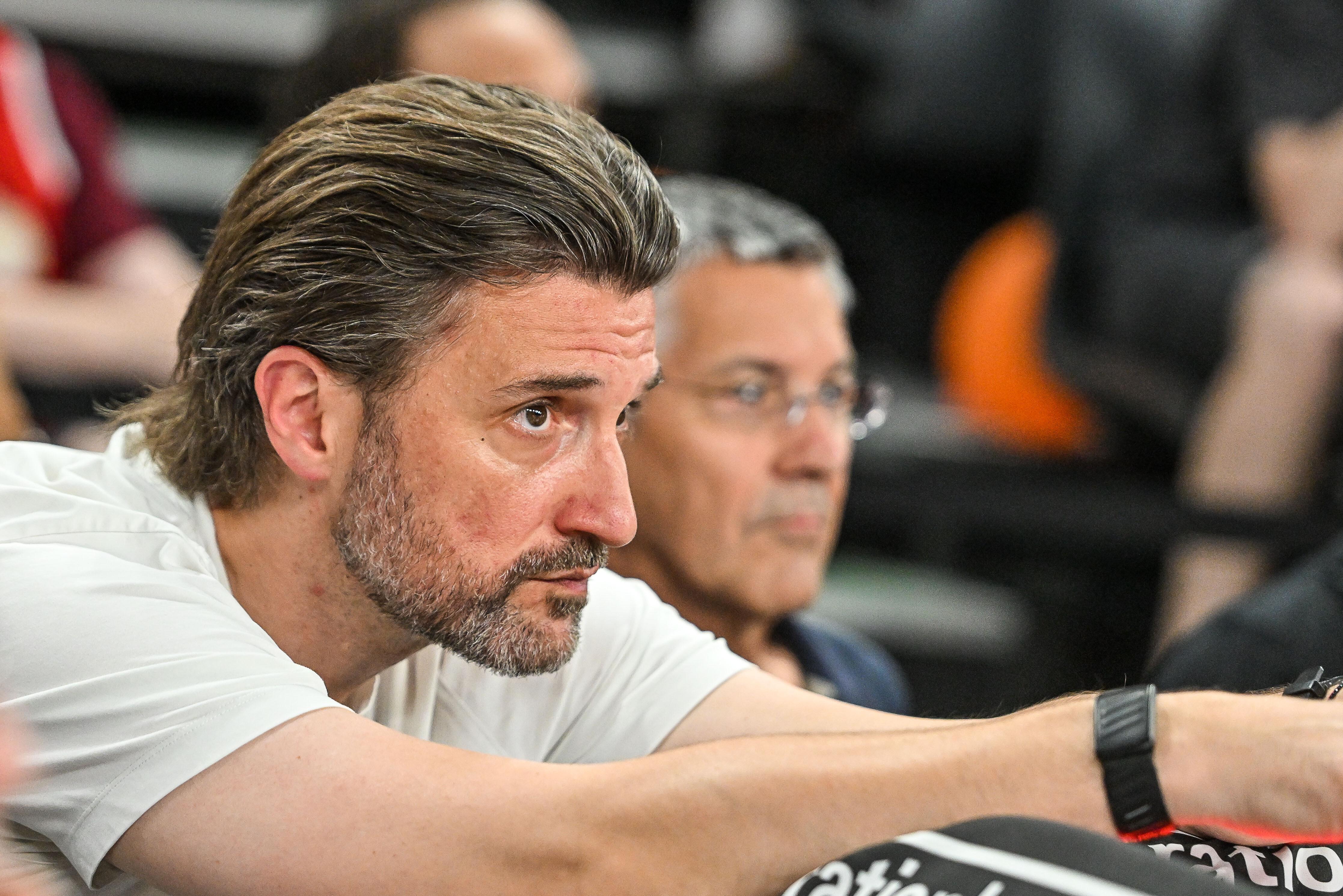 Der scheidende FC-Bayern-Geschäftsführer Marko Pesic und Präsident Herbert Hainer