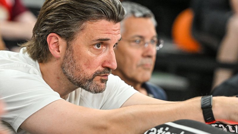 Der scheidende FC-Bayern-Geschäftsführer Marko Pesic und Präsident Herbert Hainer | Bild: picture-alliance/dpa Der scheidende FC-Bayern-Geschäftsführer Marko Pesic und Präsident Herbert Hainer