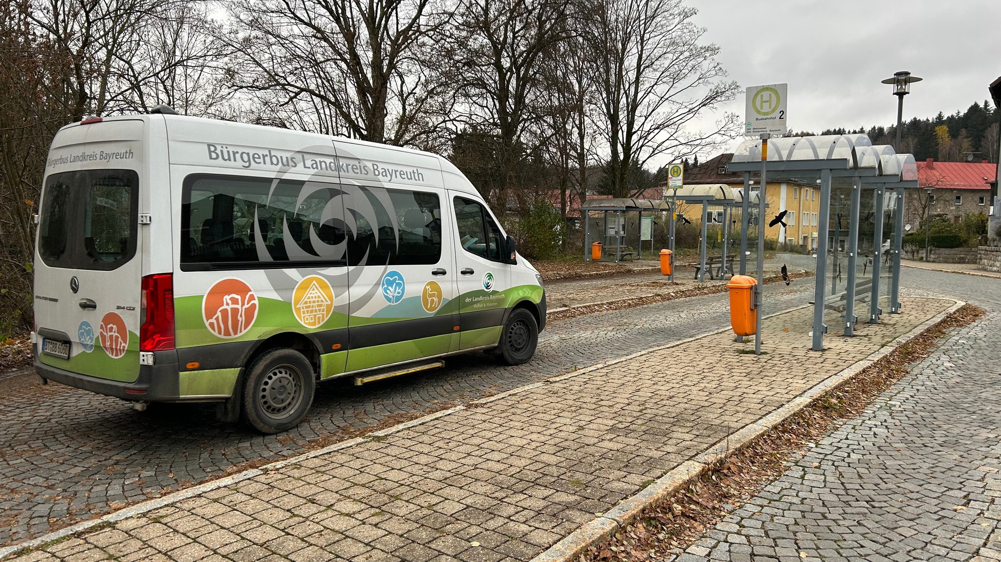 Ein Bürgerbus steht an einer Bushaltestelle.