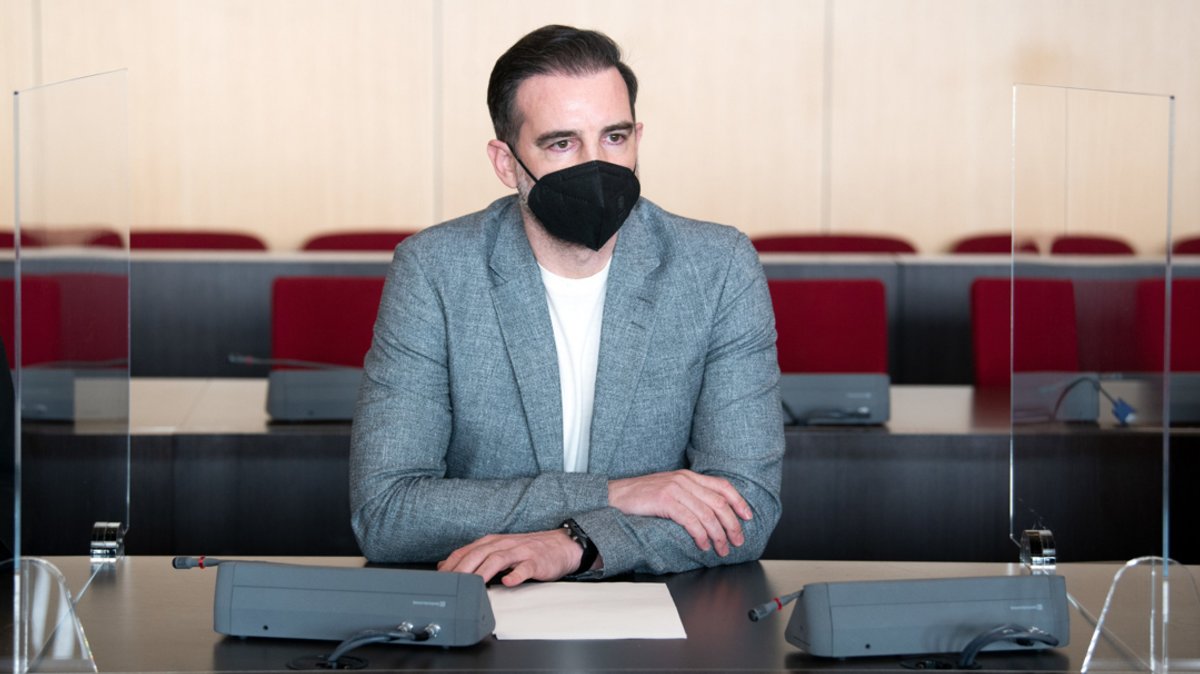 29.04.2021, Düsseldorf: Christoph Metzelder, ehemaliger Fußball-Nationalspieler, sitzt in einem Saal des Amtsgerichts auf der Anklagebank.