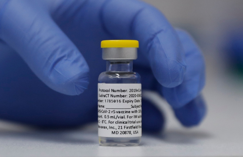 Eine Ampulle mit dem Corona-Impfstoff von Novavax: Der Impfstoff-Kandidat des US-amerikanischen Herstellers Novavax hat laut vorläufigen Ergebnissen knapp 90 Prozent Wirksamkeit gegen Covid-19 gezeigt.