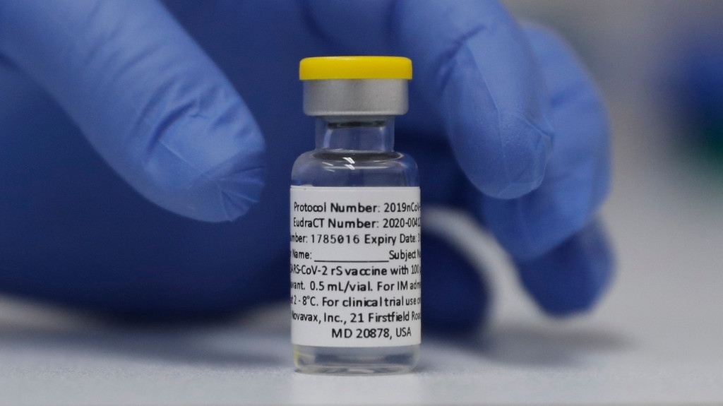 Eine Ampulle mit dem Corona-Impfstoff von Novavax: Der Impfstoff-Kandidat des US-amerikanischen Herstellers Novavax hat laut vorläufigen Ergebnissen knapp 90 Prozent Wirksamkeit gegen Covid-19 gezeigt.
