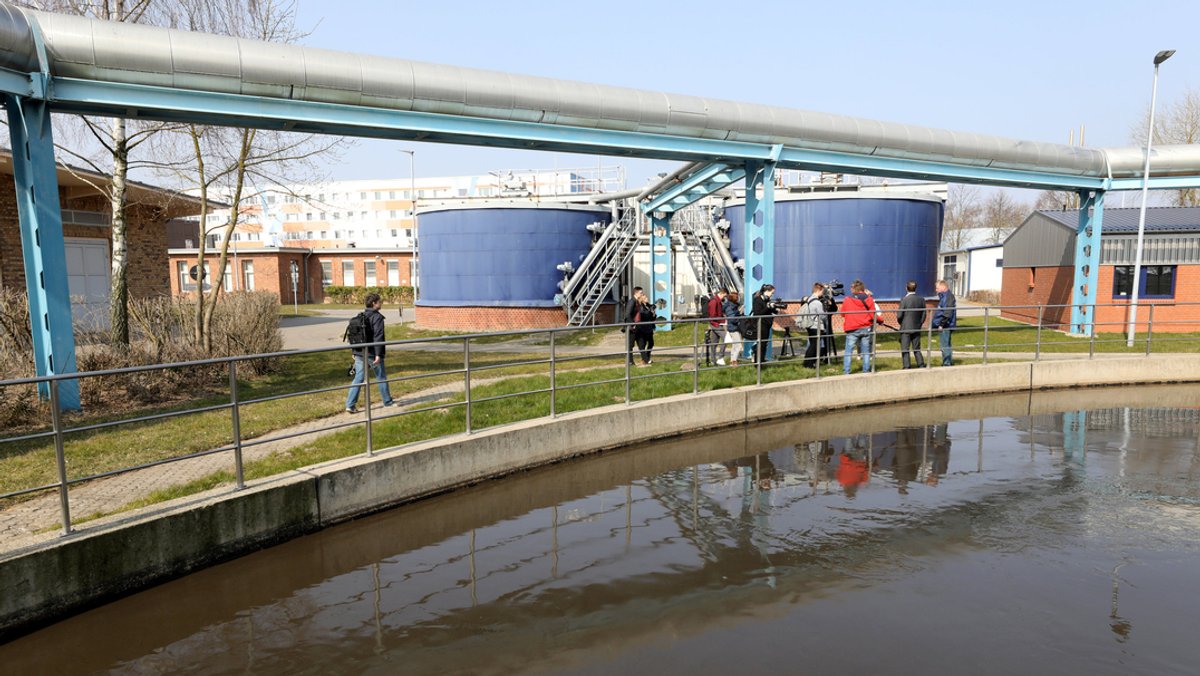 24.03.2022, Mecklenburg-Vorpommern, Rostock: Bei Nordwasser wird bei einem Pressetermin die automatische Probennahme von Abwasser für die Untersuchung u.a. auf Corona-Viren vorgestellt.
