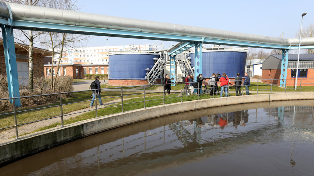 24.03.2022, Mecklenburg-Vorpommern, Rostock: Bei Nordwasser wird bei einem Pressetermin die automatische Probennahme von Abwasser für die Untersuchung u.a. auf Corona-Viren vorgestellt.