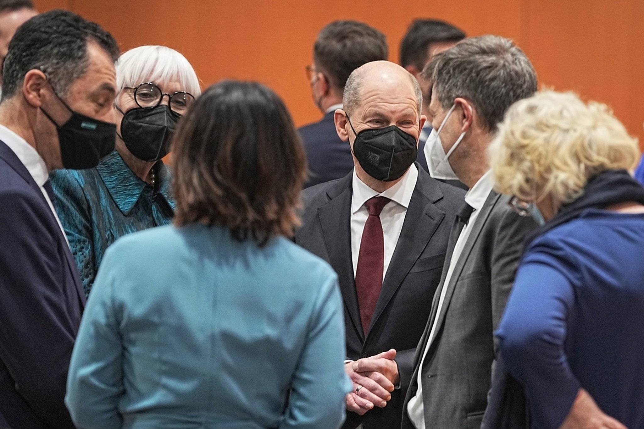 08.12.2021, Berlin: Bundeskanzler Olaf Scholz (SPD, 3. v.r) spricht bei der konstituierenden Kabinettsitzung im Bundeskanzleramt mit Mitgliedern seiner Regierung: l-r: Cem Özdemir (Bündnis 90/Die Grünen), Bundesminister für Ernährung und Landwirtschaft, Claudia Roth (Bündnis 90/Die Grünen), Staatsministerin für Kultur und Medien, Annalena Baerbock (Bündnis 90/Die Grünen), Außenministerin, Robert Habeck (Bündnis 90/Die Grünen), Bundesminister für Wirtschaft und Klimaschutz, Christine Lambrecht (SPD), Verteidigungsministerin. Foto: Michael Kappeler/dpa +++ dpa-Bildfunk +++