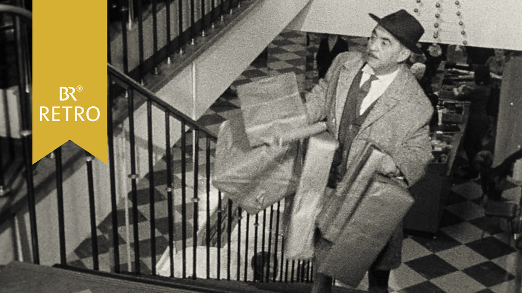 Fritz Benscher mit vielen Päckchen auf einer Treppe