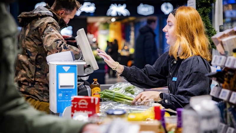 Menschen an der Kasse in einem Supermarkt (Archivbild). | Bild: picture alliance / ANP | Ramon van Flymen Menschen an der Kasse in einem Supermarkt (Archivbild).