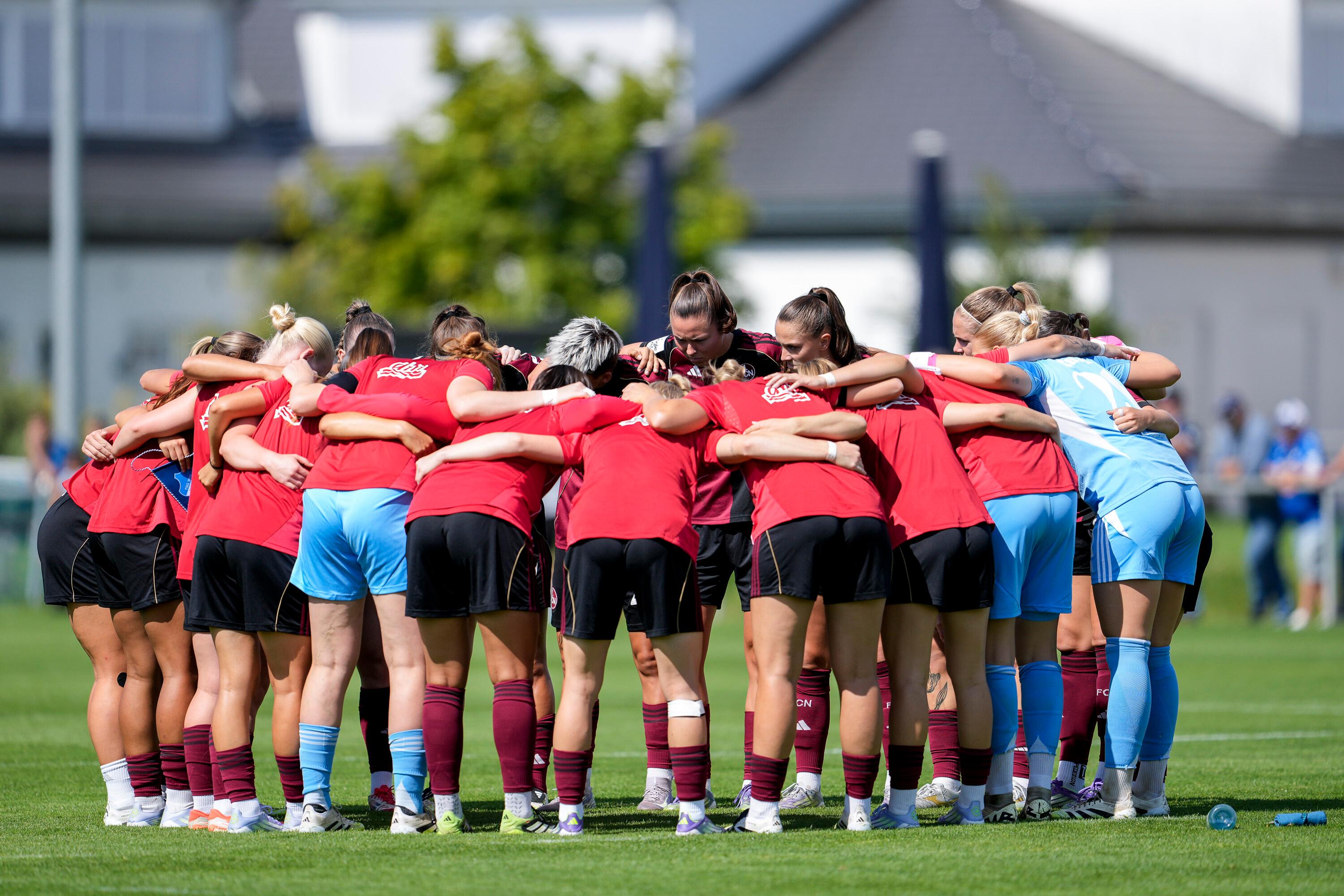 Die Fußballerinnen des 1. FC Nürnberg schwören sich auf die neue Bundesliga-Saison ein.
