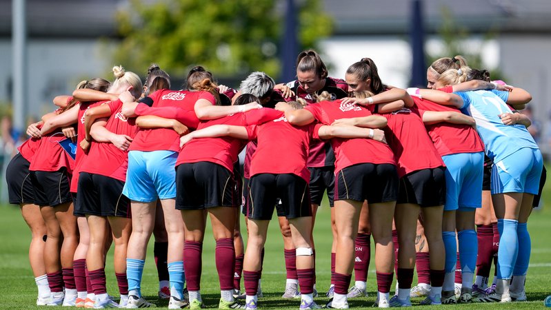Die Fußballerinnen des 1. FC Nürnberg schwören sich auf die neue Bundesliga-Saison ein. | Bild: picture-alliance / dpa Die Fußballerinnen des 1. FC Nürnberg schwören sich auf die neue Bundesliga-Saison ein.