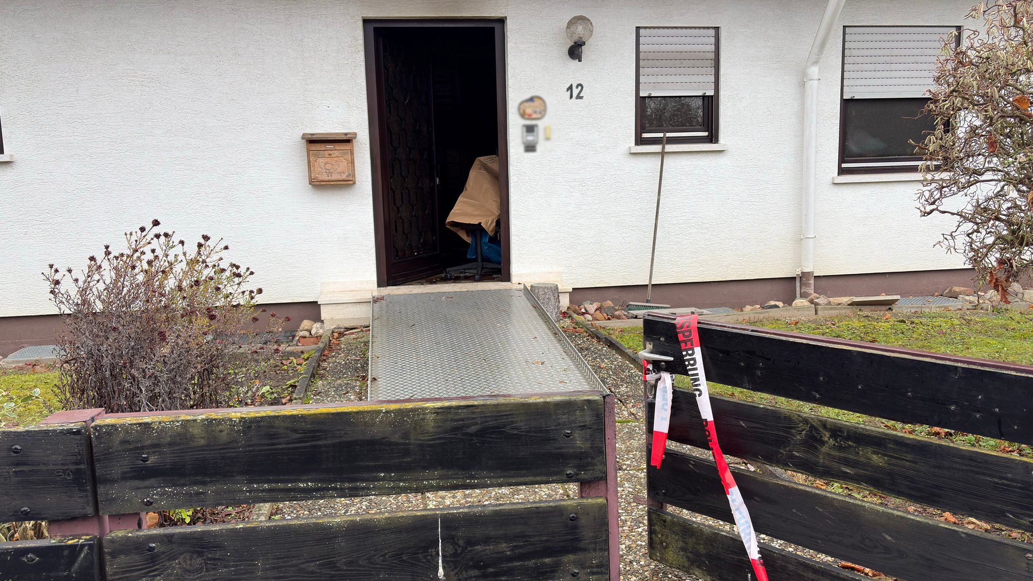 In diesem Haus in Mainbernheim wurde ein 90-jähriger Rentner heute Nacht brutal überfallen. Man sieht ein Absperrband der Polizei.