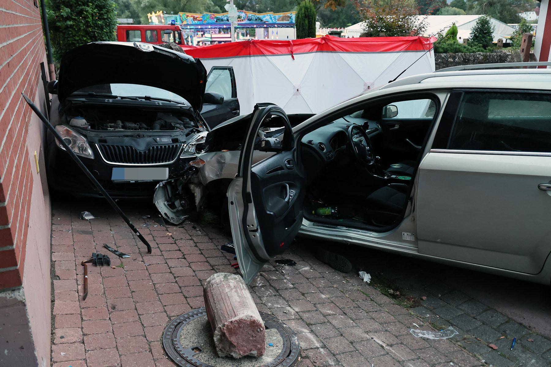 23.09.24: Zwei Fahrzeuge stehen in Großwallstadt im unterfränkischen Landkreis Miltenberg an der Unfallstelle.