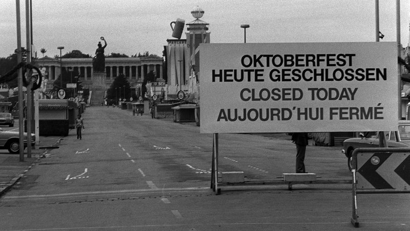 Das Oktoberfest war während der Trauerfeierlichkeiten 1980 für 24 Stunden unterbrochen | Bild: picture-alliance/dpa Das Oktoberfest war während der Trauerfeierlichkeiten 1980 für 24 Stunden unterbrochen