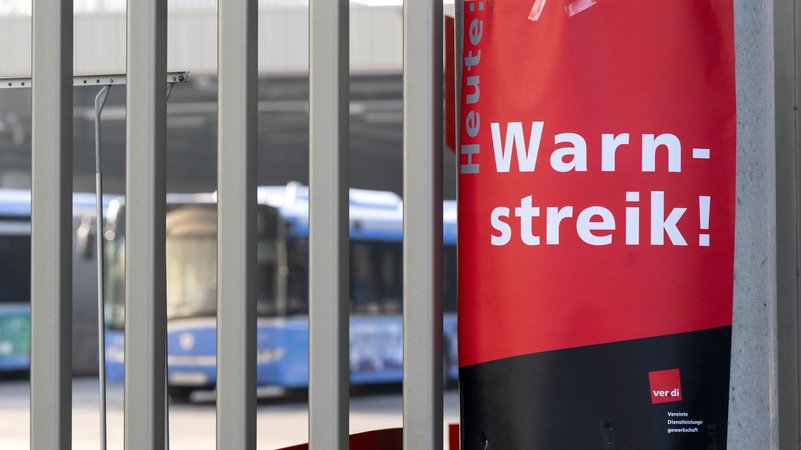 Ein Zettel mit der Aufschrift "Heute Warnstreik!" ist an der Zufahrt von einem Busdepot zu sehen. | Bild: dpa/pa/Sven Hoppe Ein Zettel mit der Aufschrift "Heute Warnstreik!" ist an der Zufahrt von einem Busdepot zu sehen.