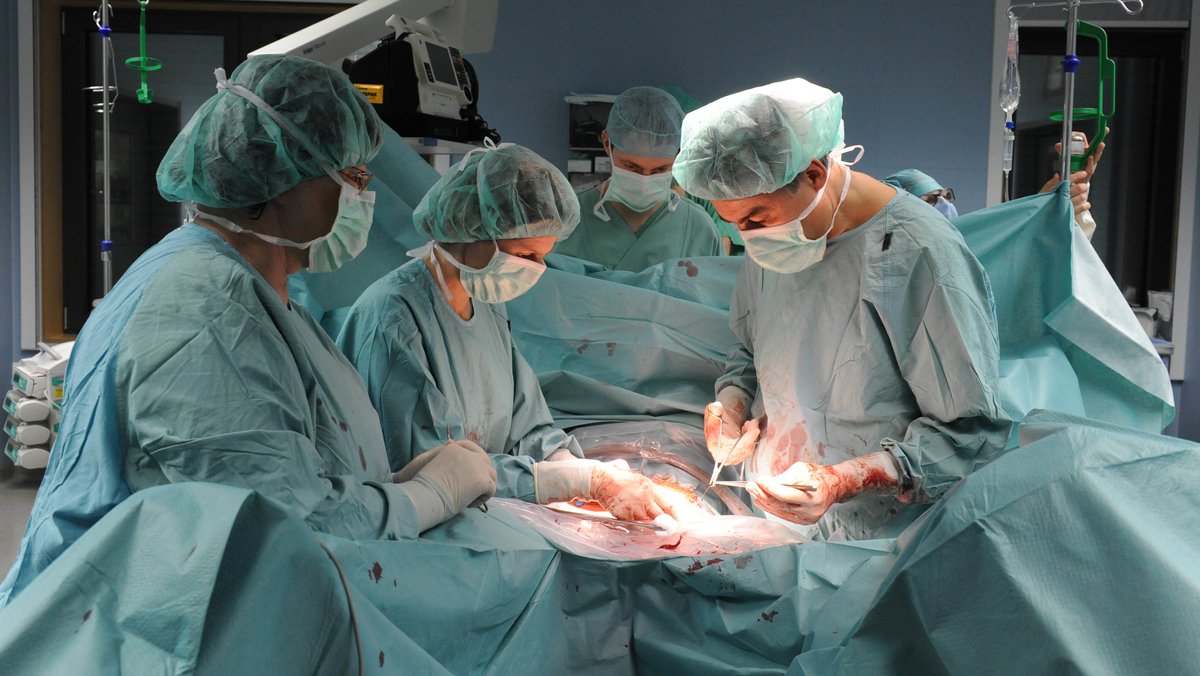 Eine Kaiserschnittgeburt in der Frauenklinik der Universität in Leipzig, 