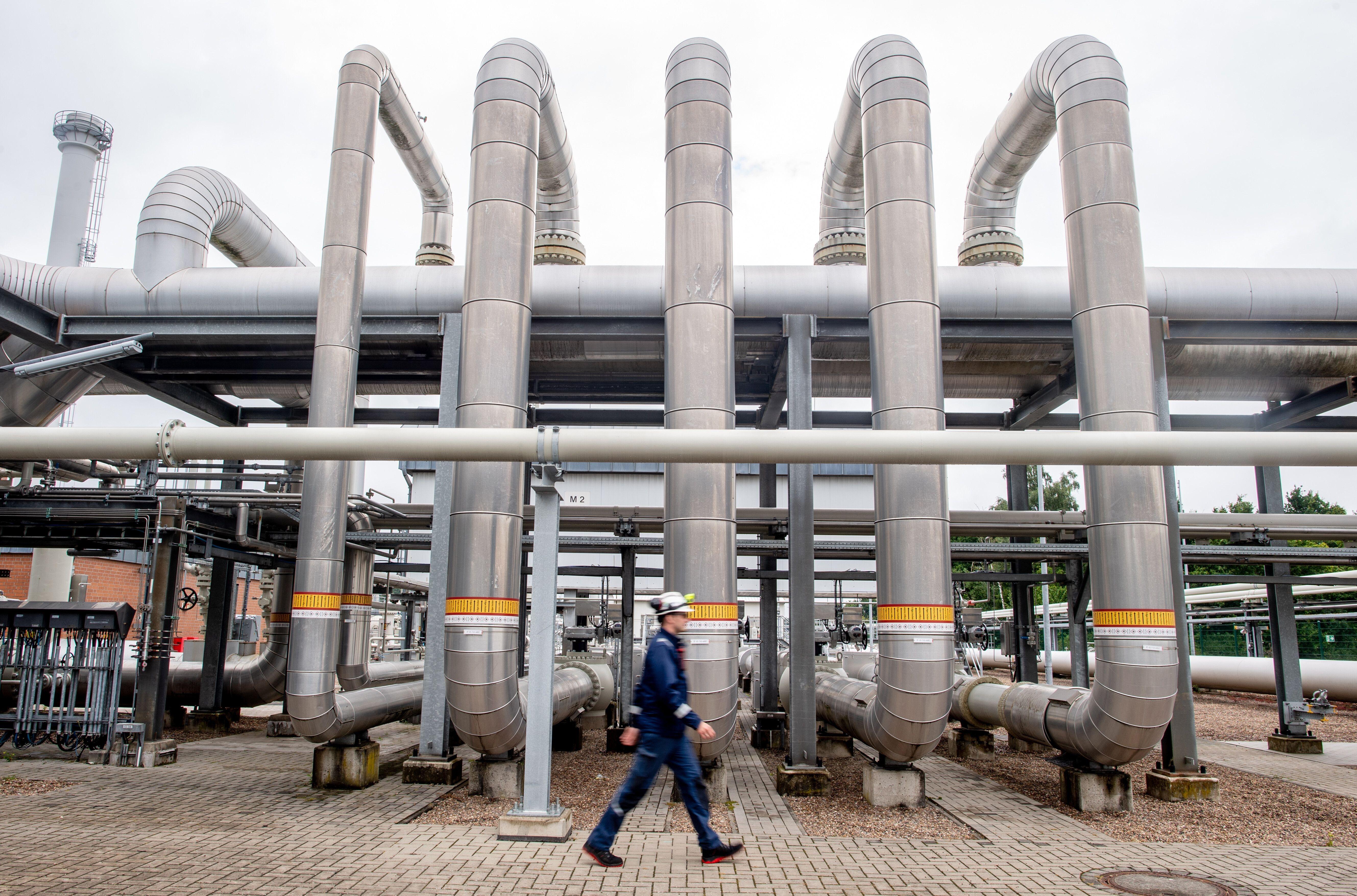 Zahlreiche Rohre verlaufen an einer technischen Anlage zur Verdichtung von Erdgas auf dem Gelände des Erdgasspeichers Rehden 