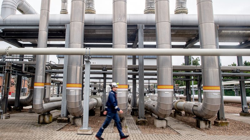 Zahlreiche Rohre verlaufen an einer technischen Anlage zur Verdichtung von Erdgas auf dem Gelände des Erdgasspeichers Rehden | Bild: picture alliance/dpa | Hauke-Christian Dittrich Zahlreiche Rohre verlaufen an einer technischen Anlage zur Verdichtung von Erdgas auf dem Gelände des Erdgasspeichers Rehden