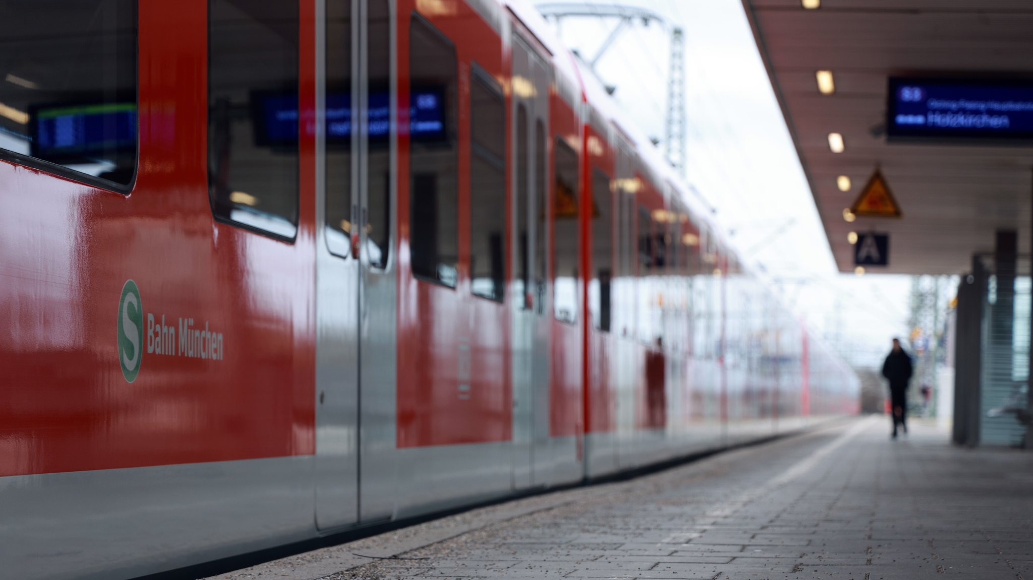 Eine S-Bahn wartet mit geschlossenen Türen am Bahnhof von Maisach (Archivbild).