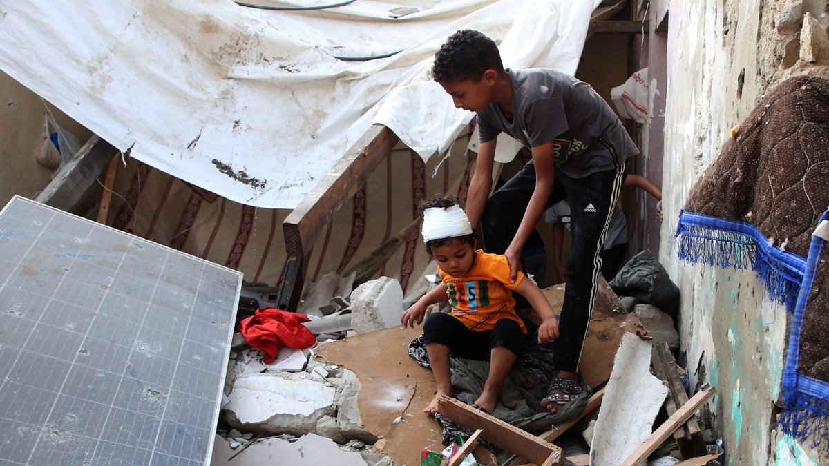 Kinder in einem zerstörten Haus in Rafah