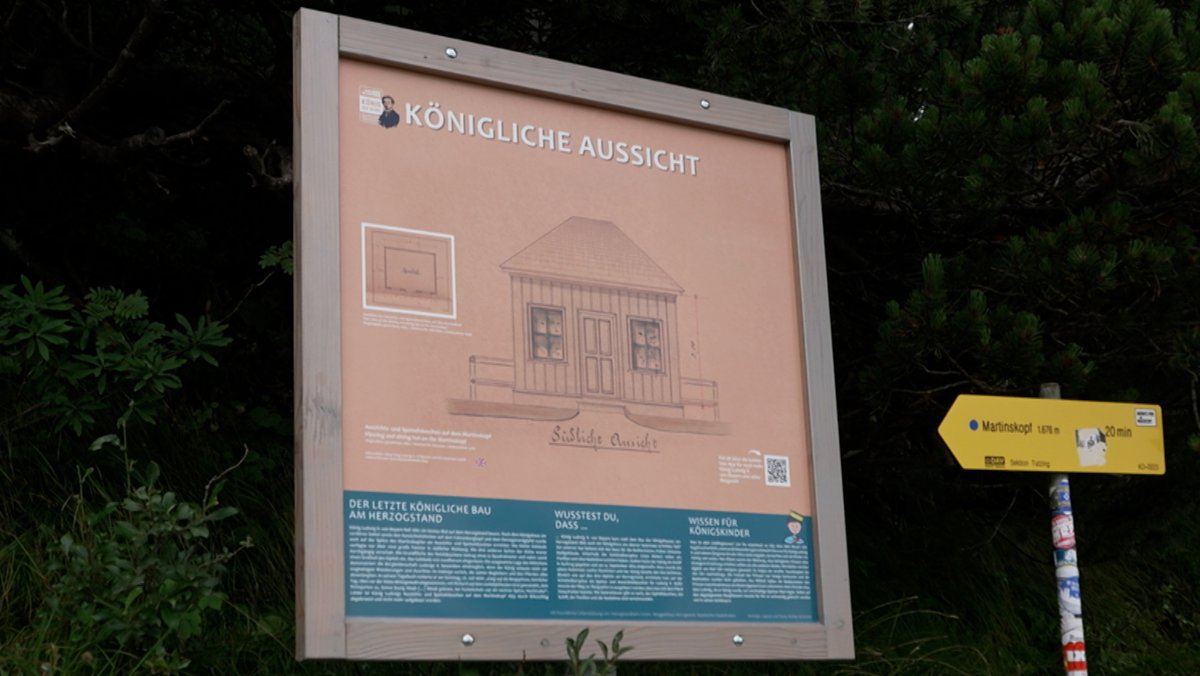 Eine Informationstafel mit QR-Code, die den Aussichtspunkt auf dem Herzogstand beschreibt. 