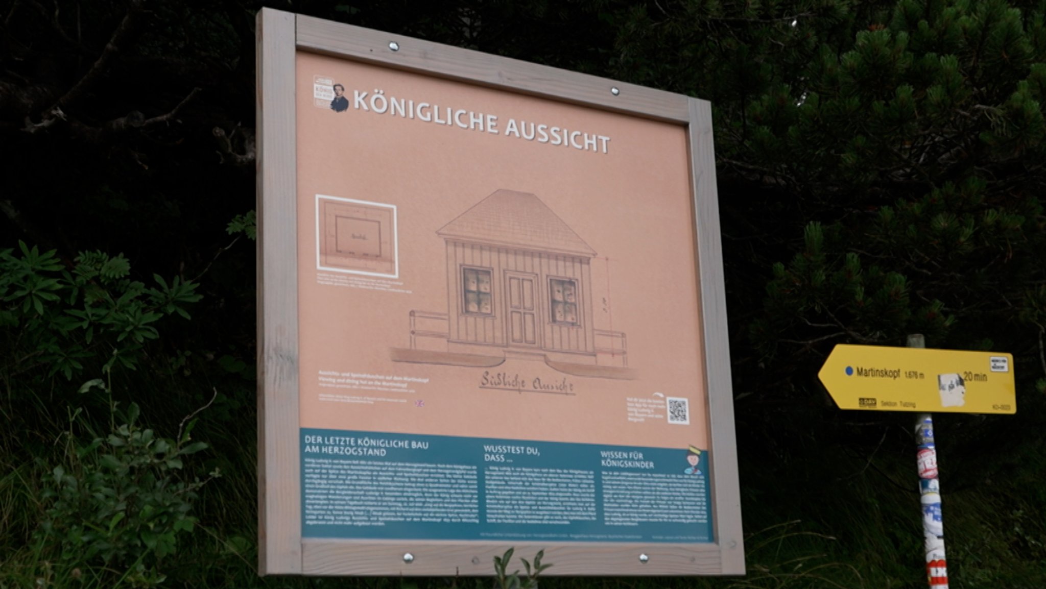 Eine Informationstafel mit QR-Code, die den Aussichtspunkt auf dem Herzogstand beschreibt. 