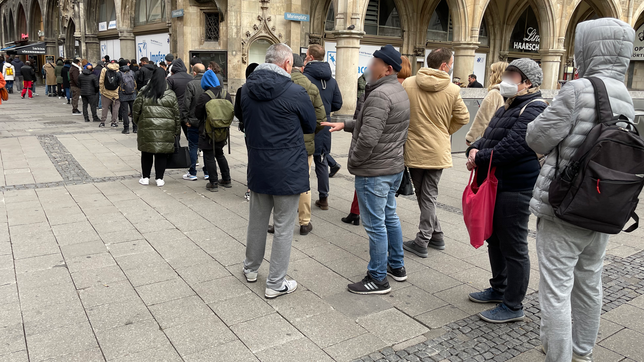 Warteschlange zum Impfen am Marienplatz