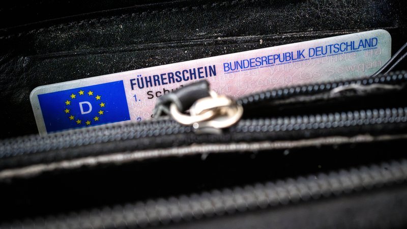 Führerschein der Bundesrepublik Deutschland (Symbolbild) | Bild: pa/dpa/Sina Schuldt Führerschein der Bundesrepublik Deutschland (Symbolbild)