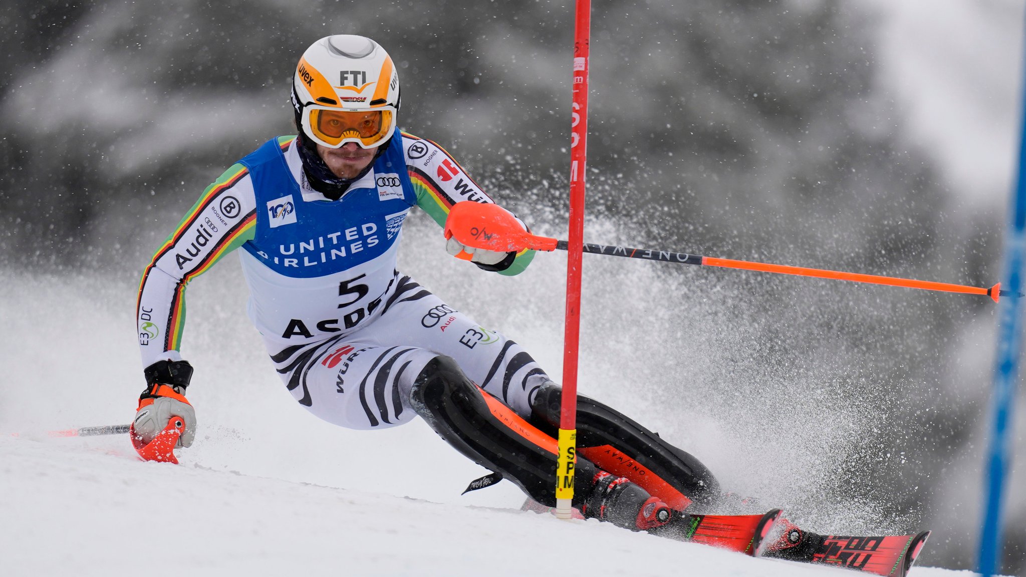 ARCHIV - 03.03.2024, USA, Aspen: Ski alpin: Weltcup, Slalom, Herren, 1. Durchgang: Linus Straßer aus Deutschland in Aktion. (zu dpa: «Slalom-Kristall als Ziel: Straßer will Geschichte schreiben») Foto: John Locher/AP/dpa +++ dpa-Bildfunk +++