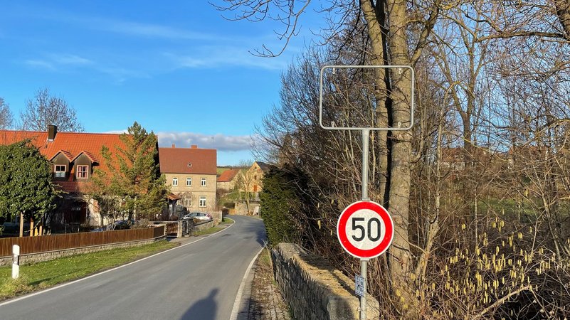 Am Ortseingang zum Seinsheimer Ortsteil Iffigheim fehlt das Schild.