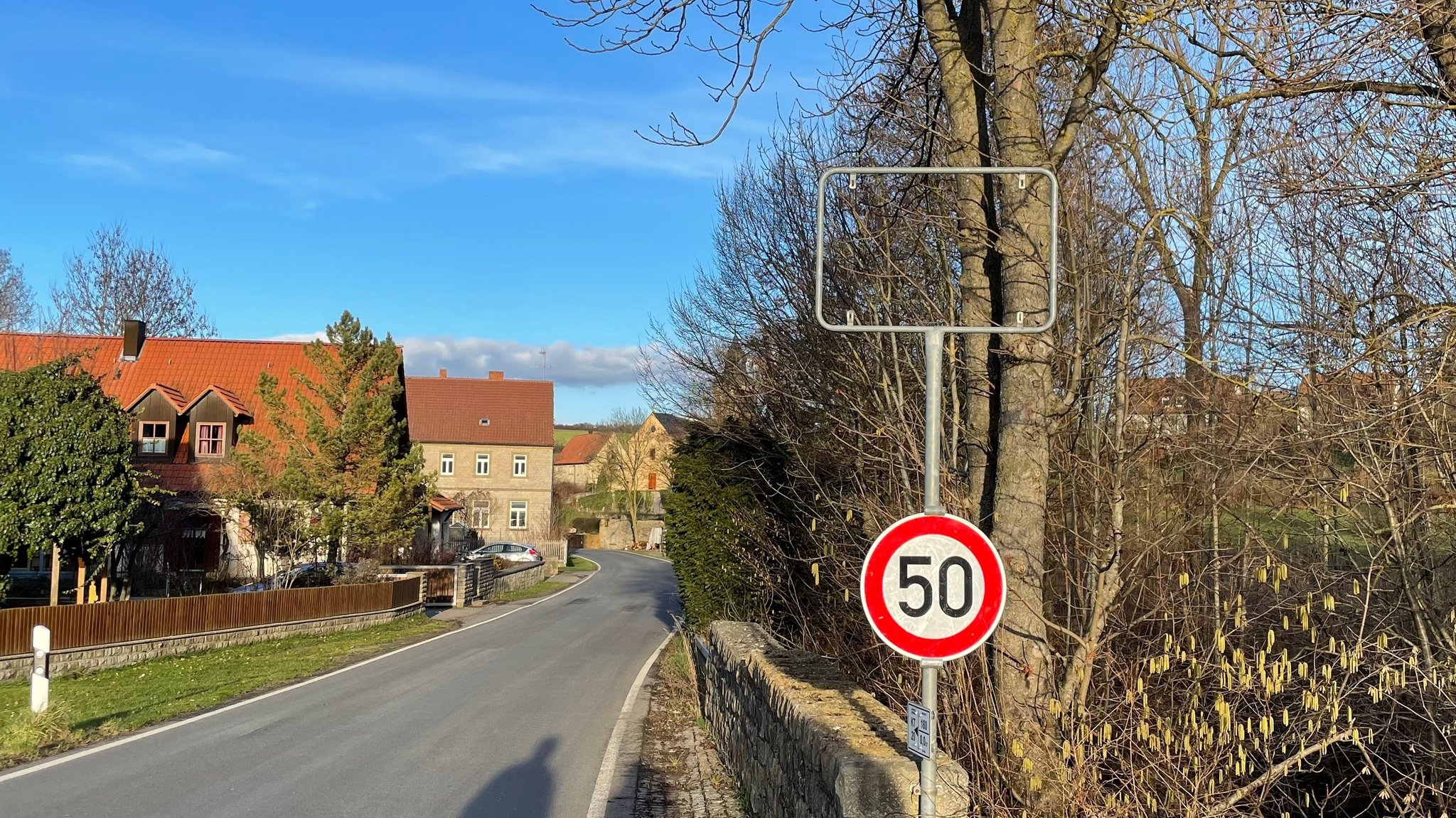 Am Ortseingang zum Seinsheimer Ortsteil Iffigheim fehlt das Schild.