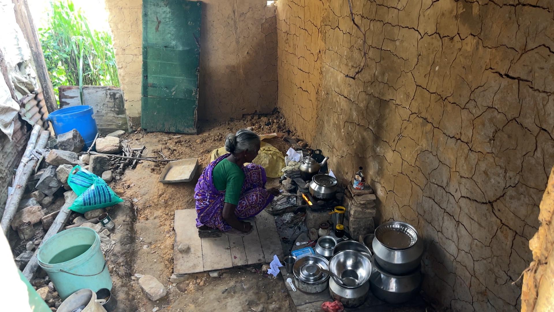 Tamilin kocht in einer Baracke