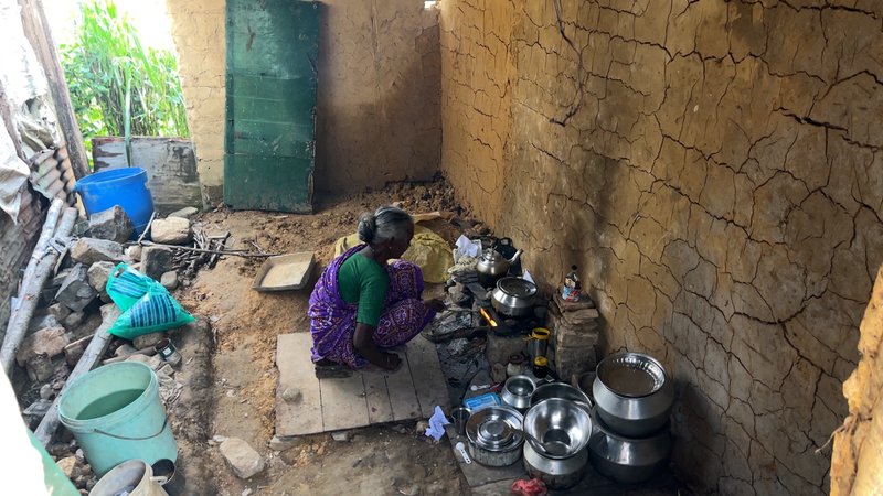 Tamilin kocht in einer Baracke | Bild: BR Tamilin kocht in einer Baracke