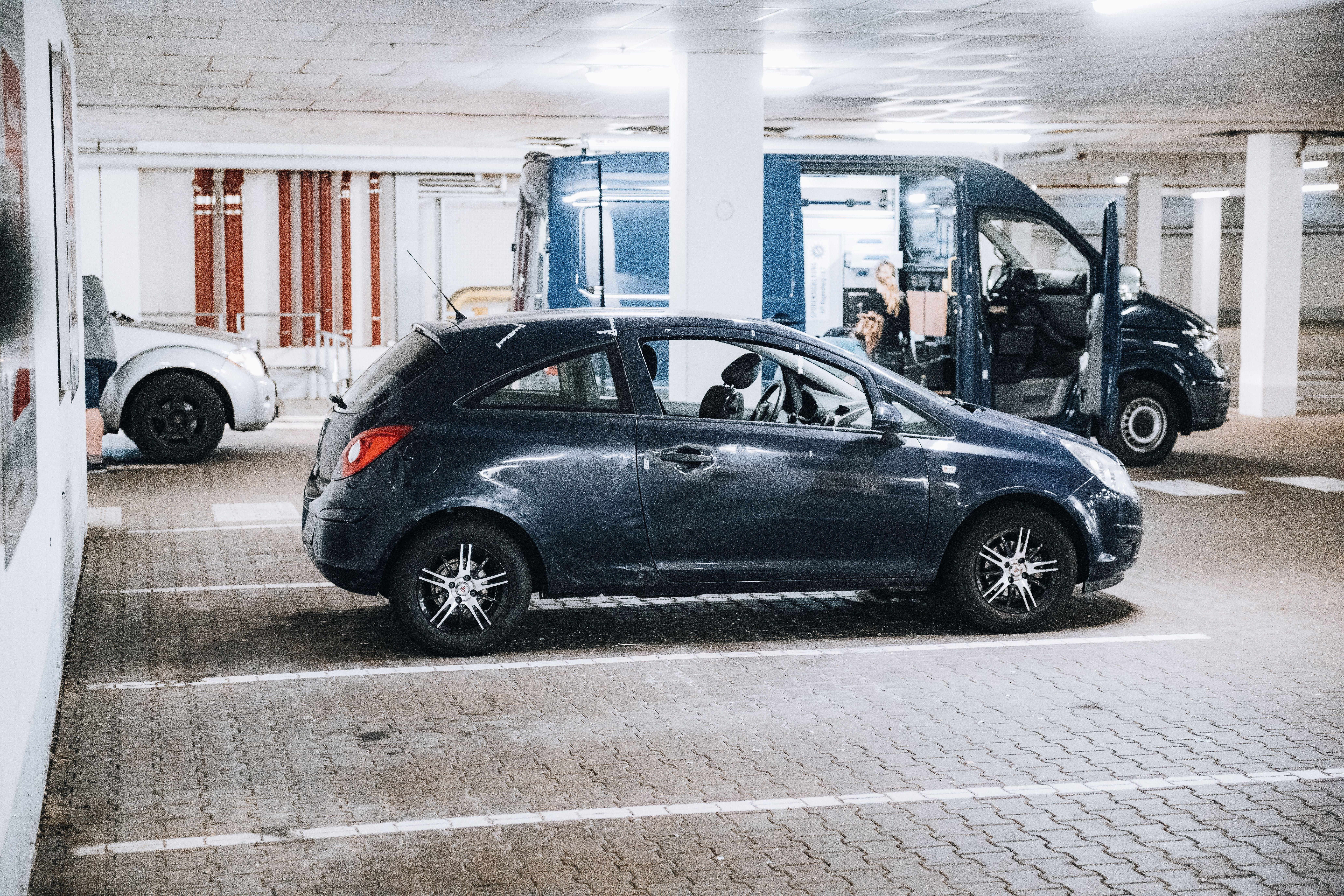 Auto in der Tiefgarage des Baumarkts in Regensburg, in dem die tote Frau entdeckt worden war.