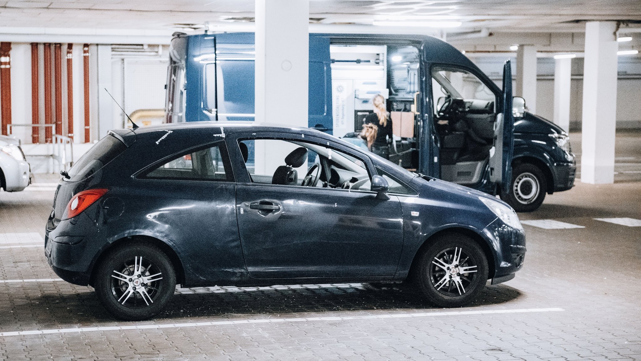 Auto in der Tiefgarage des Baumarkts in Regensburg, in dem die tote Frau entdeckt worden war.