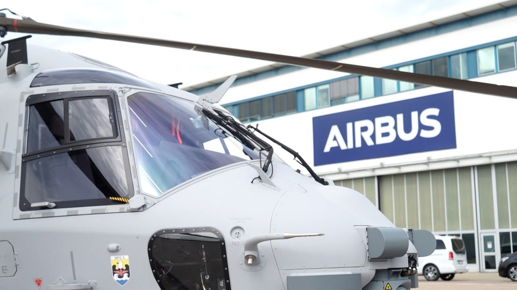 Ein Hubschrauber steht vor dem Airbus Logo in Donauwörth bei Airbus Helicopters