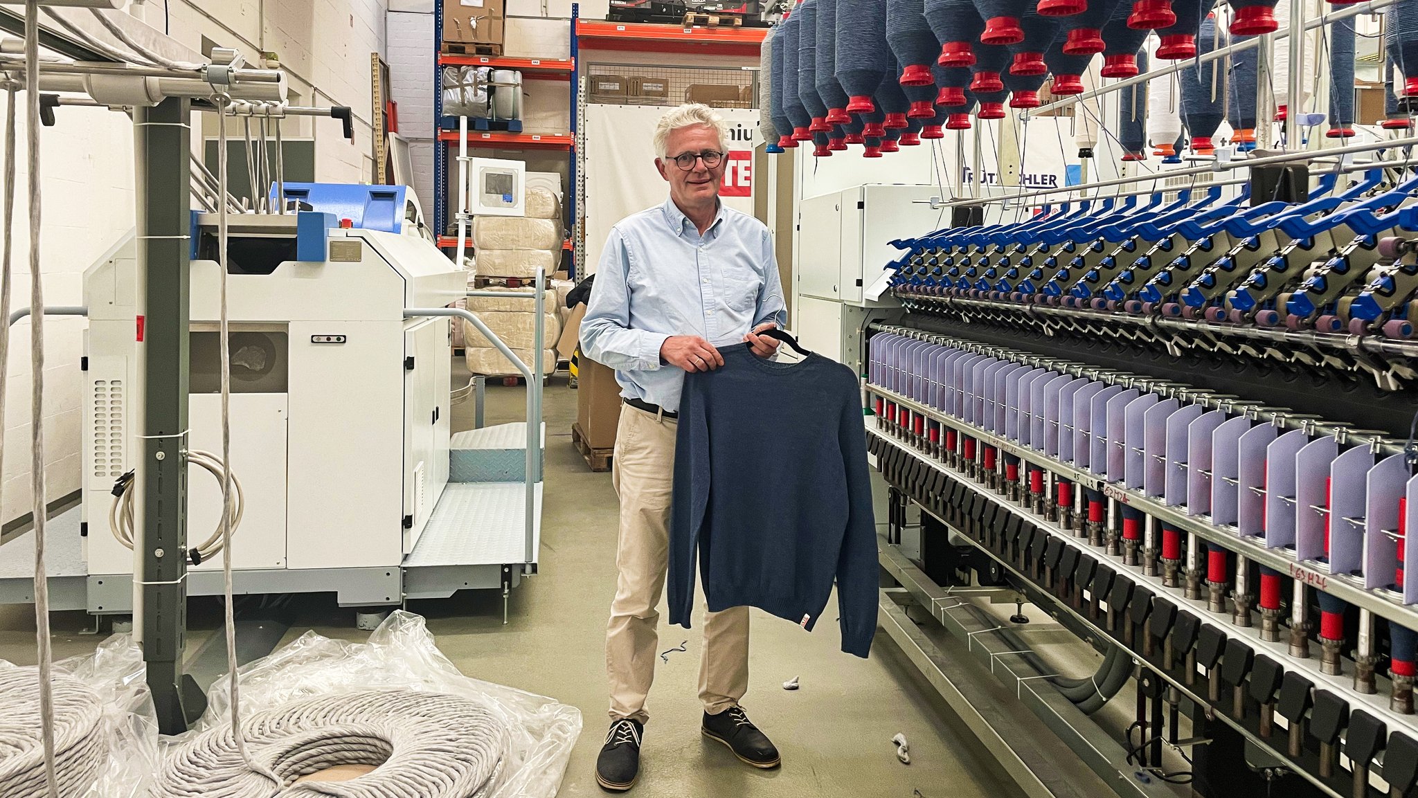 Stefan Schlichter vor einer Spinnmaschine im Augsburger Recycling-Atelier